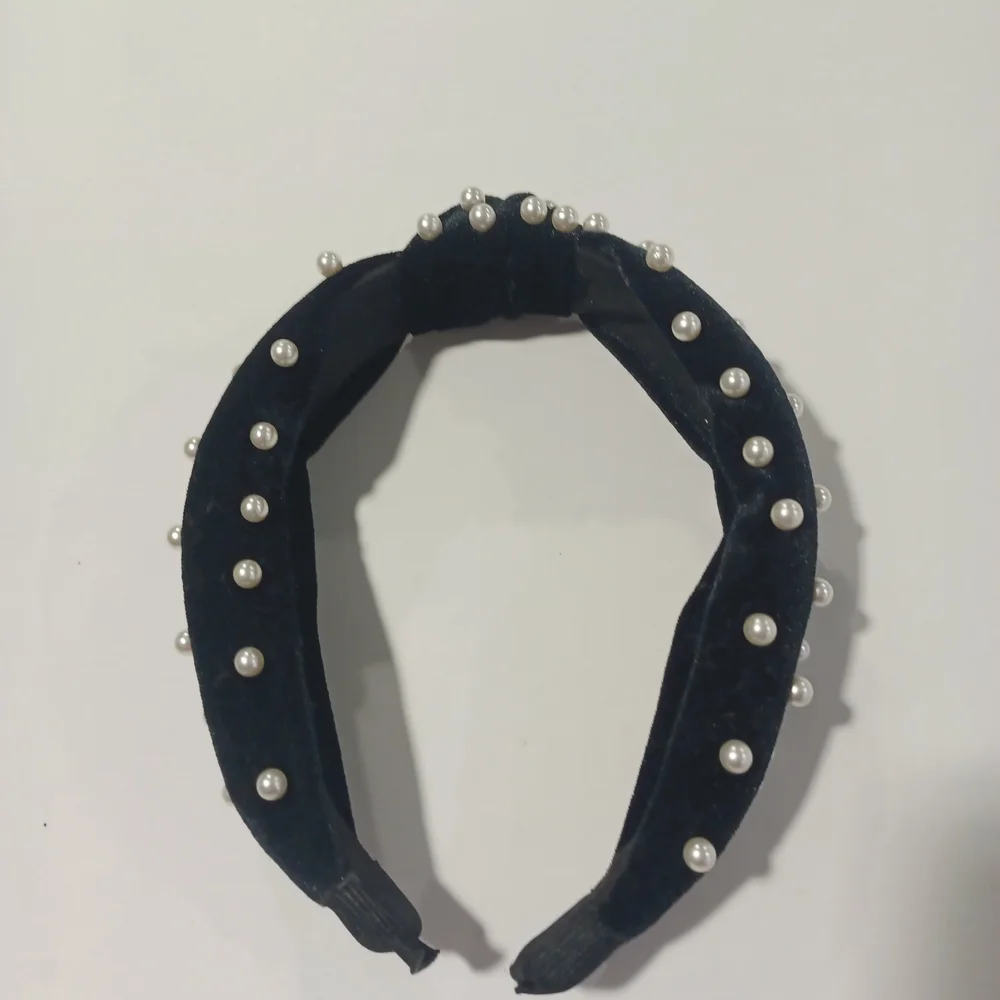 Chic Pearl-Studded Headbands - Black and Cream - Picture 3 of 8